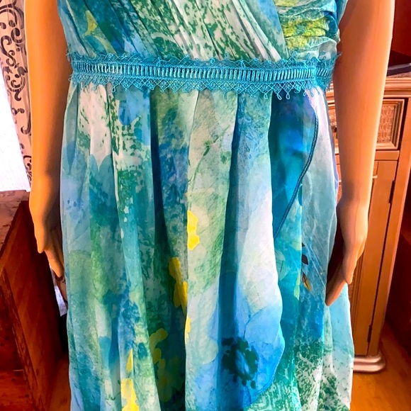 Beautiful dress. High low hem line - Picture 4 of 8